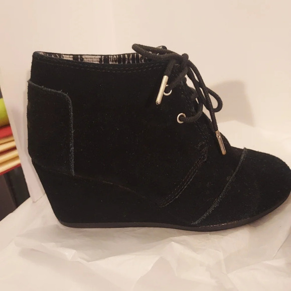 Toms Black Suede Desert Wedge Booties in Size 7 - Picture 4 of 10